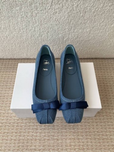 Christian Louboutin 春夏新款红底鞋 姐妹们这次分享的是他家好穿的系列 2025 春夏新款红底鞋实物美到炸裂头 本季设计大胆又性感 上脚直接腿