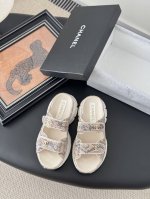 Chanel 25新魔术贴凉鞋版面 顶级对版货 所有的颜色我家都有 鞋面进口面料 垫脚内里羊皮 原版五金扣 均配专柜顶级包装 size:35-39 其它码数定做