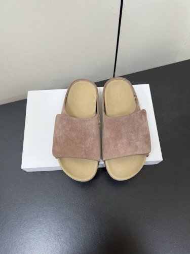 therow 25Ss春夏新品内嵌水台厚底魔术贴糖果色拖鞋 这不用多说，是近两年最火之一的品牌，几乎博主人手一双！春天的季节就要到了，推荐这款随性又不乏设计感的