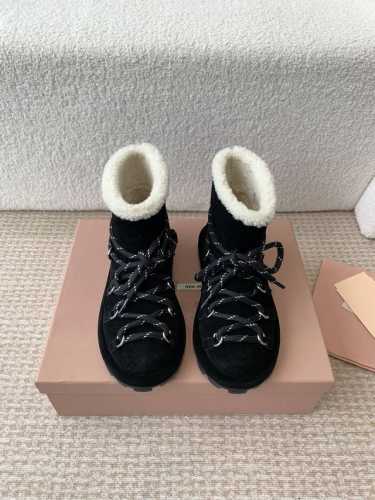 MiuMiu 缪缪2024ss秋冬走秀款 绑带羊毛小短靴雪地靴毛毛鞋 经常出现在各大时装杂志封面 各路明星、小红书博主都有钟爱 搭配绑带设计更显优雅，上脚尤为惊
