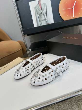 品 牌：Alaia 新款ALAIA阿莱亚法式芭蕾舞单鞋平底鞋 原本更具有柔美浪漫气息的芭蕾平底鞋，在加上钻、金属饰钉等中性风十足的装饰后，传统的芭蕾风格具有了更 - 点击图像关闭