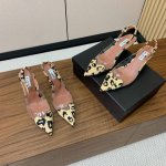 Alaia 爱心高跟鞋。精致优雅的同时还具有时髦感。穿上它休闲日常与与高级奢华驾驭自如，上脚真的太爱啦。鞋面漆皮、马毛胶片。羊皮垫脚。真皮大底，有6.5cm和1