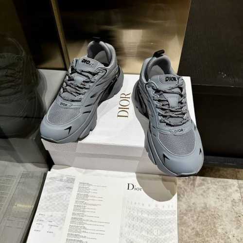 工厂价格 、Dior系列新品这款 C ' Est Dior 运动鞋彰显醒目而时尚的风范。精心制作，鞋面侧边分别展示 C 和 D 字母尽显格调，细节也增添一丝优雅