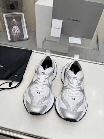 工厂价 Balenciaga巴黎世家 2024新款轻便透气跑鞋 外观还是延续夸张放大的复古套路 又是引领潮流的天花板级别穿搭必备品 鞋身采用透气网面设计 特别适 - 点击图像关闭