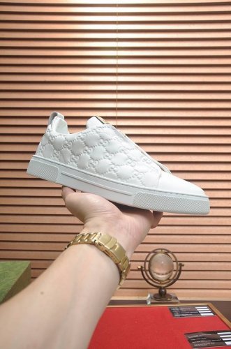 出厂价 Gucci 古奇 官网1:1运动男鞋火爆上市，采用原版布料+水染羊皮内里，再加官网原版1:1舒适大底。时尚百搭，着脚超舒适、透气。标准鞋码38 45 4