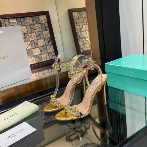 Aquazzura 2024 新款凉鞋 代购品质 鞋子面料采用原版定制漆皮包边。定制装饰扣制作。闪闪发光的电镀装饰扣高跟凉鞋 上脚超级有气质 交叉设计，时尚感满