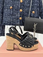 厂价 Miu Miu 25S春夏新品褶皱 防水台高跟凉鞋 一双超美超仙儿的拖鞋 特别显白完全的气质款！ 大长腿利器 超级推荐！ 鞋面采用原版定制小羊皮！ 内里垫