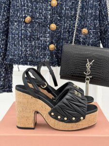 厂价 Miu Miu 25S春夏新品褶皱 防水台高跟凉鞋 一双超美超仙儿的拖鞋 特别显白完全的气质款！ 大长腿利器 超级推荐！ 鞋面采用原版定制小羊皮！ 内里垫