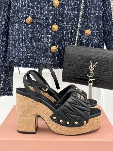 厂价 Miu Miu 25S春夏新品褶皱 防水台高跟凉鞋 一双超美超仙儿的拖鞋 特别显白完全的气质款！ 大长腿利器 超级推荐！ 鞋面采用原版定制小羊皮！ 内里垫