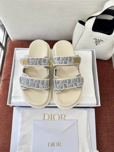 顶级品质 * 25Ss春夏Dioract 提花凉鞋 -拖鞋 材料与工艺 原版蓝色格纹布提花面料 金色饰面金属 Dior 标志 可调节的魔术贴饰带 贴合脚型的皮革