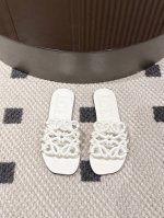 真皮注塑防滑大底 码数35-40 loewe 罗意威 25Ss 春夏新品拖鞋 疯狂种草简约设计感觉更干净优雅 让你念念不忘 颜色也很耐看漂亮 上脚瞬间气质十足气