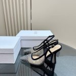 厂价 Dior 迪奥25S春夏新品 珍珠跟尖头后空高跟拖鞋 鞋面采用进口水钻网纱 内里采用羊皮内里 意大利进口牛皮大底 跟高：6.5Cm和9Cm 码数：35-3