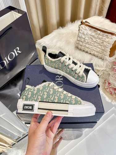 橙子出厂价 Dior 迪奥新款 B23系列 字母印花帆布鞋 休闲低帮运动鞋 情侣款 采用印花图案，设计自推出以来即成为迪奥的经典标志，并以新颖的比例重新演绎，经