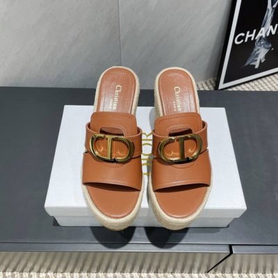 出厂: 独家顶级版本 dior 迪奥 25Ss 夏季高版本新款凉鞋. 圆头厚底凉拖 简约超级百搭. 上脚完美奢华可任意搭配春夏服饰. 脚感更是舒适 材质原版完美