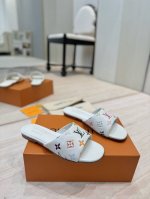 出厂价pp： 顶级系列 Lv 驴家 太好看了 很少做Lv家的单品 但是这双小猫跟我真的是没法拒绝啊！原版购入 用心开发 鞋跟都是开模定制 老花单宁色搭配的棕色皮