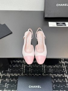 chane+L 经典Slingback 小香后空凉鞋 就像Coco香奈儿女士说的：流行稍纵即逝，但风格永存！这双后空鞋就是香家经典中的经典！双色搭配，简约精致，