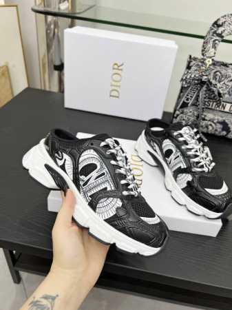这款 Dior Chrono 运动半拖鞋是二零二四秋季新品，以 Dior 的高订风格重新演绎跑步鞋。黑色网眼织物，搭配黑色和白色调层压皮革效果镶片，两侧的 Cd - 点击图像关闭