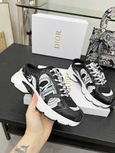 这款 Dior Chrono 运动半拖鞋是二零二四秋季新品，以 Dior 的高订风格重新演绎跑步鞋。黑色网眼织物，搭配黑色和白色调层压皮革效果镶片，两侧的 Cd
