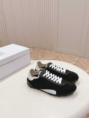Maison Margiela mm6 2025春夏系列 新款Sprinters运动鞋轮廓采用做旧感尼龙与复古处理麂皮制成，灵感来源于复古跑鞋。通过做旧、缝线、