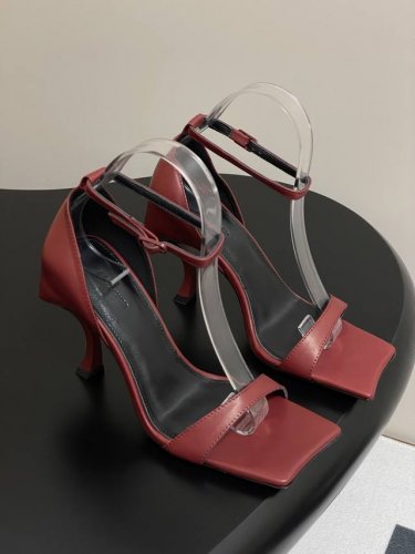 25Ss春夏新款Balenciaga巴黎世家 奇异跟 弓形高跟一字带凉鞋 弓形高跟采用 钢心制作铁跟 分别为夏季与秋季注入了各界女性需求 性感女神首选啦 蜈蚣精