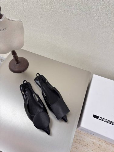 平底 Jacquemus25Ss尖头几何图案 几何图案 装饰 后空鞋 黑色 小羊皮 系列 个性突出 鲜明格调 面料 小羊皮 内里 小羊皮 大底 意大利真皮大底