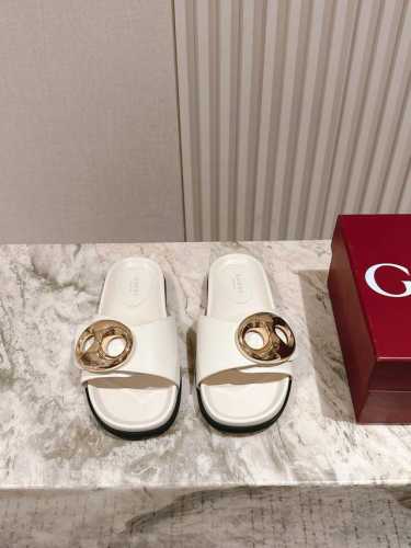 Gucci 沙滩拖鞋，钻G扣皮面拖鞋，百搭M多裙子 裤子，网红搭配不同颜色袜子穿也超级洋气，Gucci经典老花布面 烫钻扣牛皮面 Tpu防滑大底 Zp开模中底垫