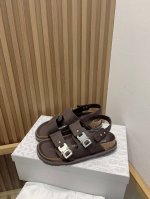 Birkenstock x Dior情侣款全球限量联名款，联名单品重新诠释 TOKIO 穆勒鞋和 MILANO 凉鞋这两款勃肯标志性单品，将实用功能与优雅风范相