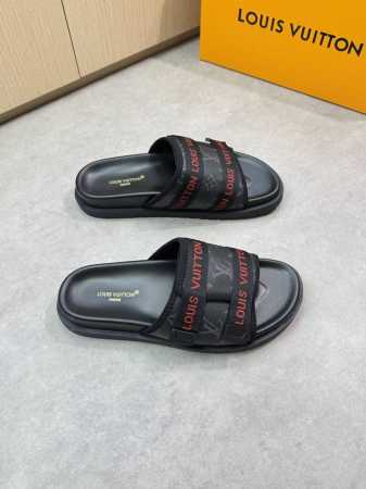 louis Vuitton 路易威登 -高端品质 原单休闲凉拖鞋 -鞋面：品牌图腾Pvc、品牌Logo织带、车包边工艺、魔术贴 -内里：环保皮 -大底：超轻Tp - 点击图像关闭