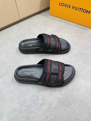 louis Vuitton 路易威登 -高端品质 原单休闲凉拖鞋 -鞋面：品牌图腾Pvc、品牌Logo织带、车包边工艺、魔术贴 -内里：环保皮 -大底：超轻Tp