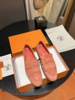 代购级别！Hermes-爱马仕经典H扣单鞋乐福鞋！专柜采版1:1复刻，形体、工艺、材质皆以超高标准来要求。材质：面料选用进口羊麂皮, 内里1:1定制全粒面混种羊