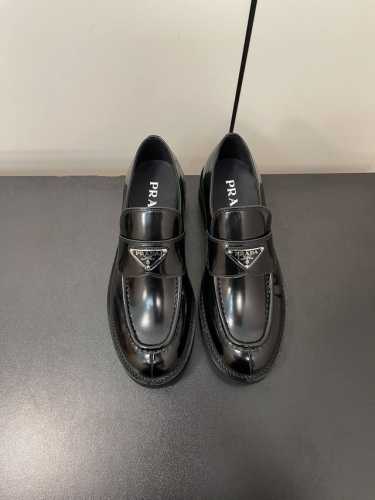 prada 普拉达 Ss24 New Arrival p家24春夏 厚底三角标乐福鞋 加厚的发泡鞋底 增高又轻盈 真的太酷太个性 搭配黑丝白袜打底裤都可以 穿牛