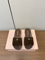 Miumiu｜谬谬2025春夏新款复古木履拖鞋 Miumiu走秀款实木木履走秀款拖鞋，亲肤 清凉夏季必备款 面料完全对版的软牛漆皮 高丝光牛繁荣 垫脚绵羊皮 原