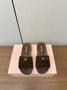Miumiu｜谬谬2025春夏新款复古木履拖鞋 Miumiu走秀款实木木履走秀款拖鞋，亲肤 清凉夏季必备款 面料完全对版的软牛漆皮 高丝光牛繁荣 垫脚绵羊皮 原