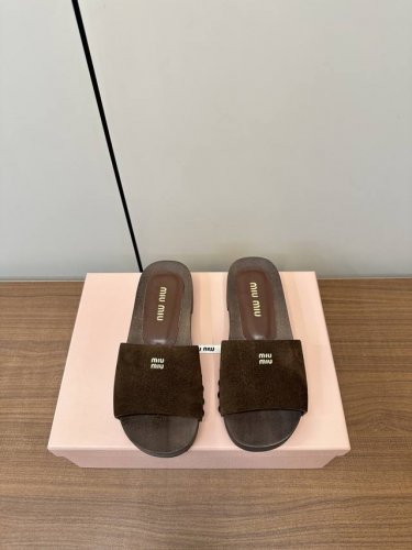 Miumiu｜谬谬2025春夏新款复古木履拖鞋 Miumiu走秀款实木木履走秀款拖鞋，亲肤 清凉夏季必备款 面料完全对版的软牛漆皮 高丝光牛繁荣 垫脚绵羊皮 原