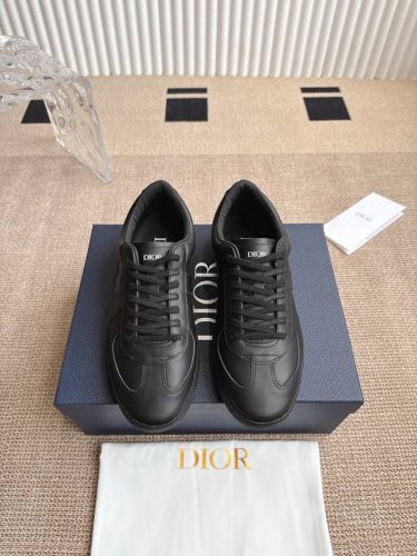Dior 迪奥B01 Matchpoint 运动鞋德训鞋 这款 B01 Matchpoint 运动鞋是二零二五秋季系列新品 标志着 Dior 经典款式的回归 以