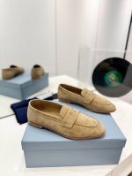 工厂价 顶级代购版本 2024. Prada普拉达走秀新品 金属三角logo款 今年prada的设计简直不要太好看，未来感十足 高端大气的外观，上脚相当惊艳，最