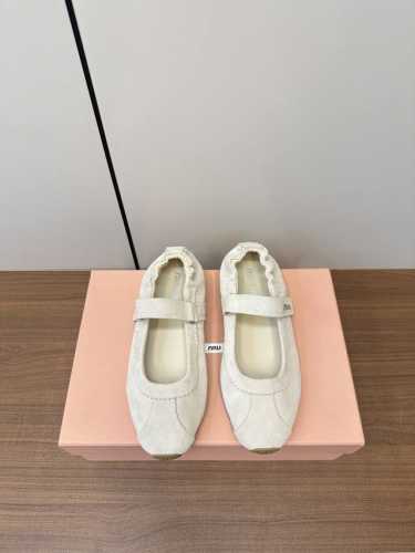 Miumiu 25Ss 早春新品玛丽珍芭蕾舞跳舞鞋 秀场工艺来自Miu Miu系列的细节特写 新季的潮流要素 与此刻挚爱的概念，玛丽珍芭蕾舞传达现代风格~ 怎么