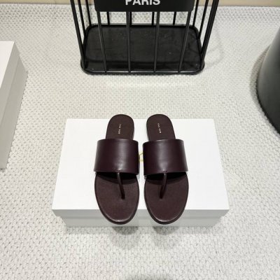 出厂: 独家顶级版本 The Row小众潮牌25Vs春夏新款系列 夹趾平底凉拖 原版一比一打造舒适度、包裹性都比较好。个性十足，很好驾驭各种风格衣服搭配 面料: