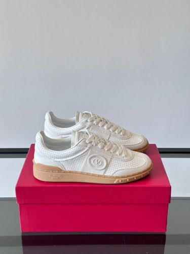 valentino Garavani Upvillage 情侣款低帮运动鞋 鞋舌处丝网印刷 Valentino Garavani Logo浮雕式铆钉装饰于橡胶鞋