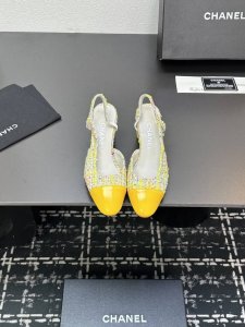 chane+L 经典Slingback 小香后空凉鞋 就像Coco香奈儿女士说的：流行稍纵即逝，但风格永存！这双后空鞋就是香家经典中的经典！双色搭配，简约精致，