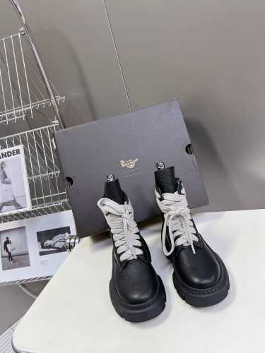 Rickowens 欧文斯x Dr.Martens联名款 绑带厚底增高马丁靴 全黑look暗黑系是真的又帅又高级 这双 Rick Owens的马丁靴真的超级好看