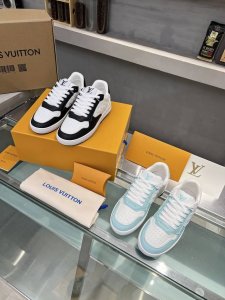 一眼心动的Lv新款24Ss 航海刺绣运动鞋 新品Lv Confetti系列 黑白配色，是全皮材质。麂皮拼接小牛皮！ 刺绣版面是L家航海元素的刺绣，超级精致好看！