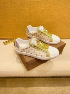 工厂价 Gucci 古奇最 2024新款精心打造，引爆全场！不断创新的国际品牌 此款男士四季休闲鞋，原版版本，鞋面全皮面料 ，透气舒适皮垫脚橡胶防滑大底，透气舒