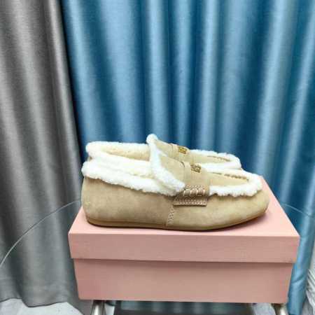 缪缪24年平底毛毛豆豆鞋 走秀新款复古时尚 简约高级 随意搭配 上脚非常舒适，超级重工 鞋面原版牛反绒 内里羊毛 原版大底，柔软轻便，防滑耐磨 35-39 40 - 点击图像关闭
