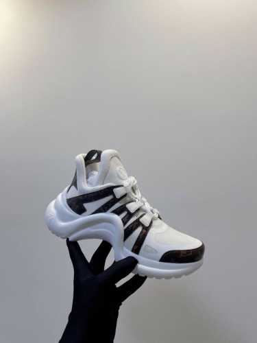 拱桥底系列 LV Trainer Sneaker 一如继往的给足安全感，实物比图片更好看更精致！梦中情鞋击败～99% 多巴胺百搭，糖果色系真的好甜 元气度满满的