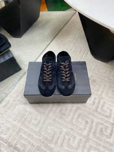 出厂 Dries Van Noten Dvn 马拉松复古德训鞋Dries Van Noten 春夏系列，设计师通过改造、扭曲和颠覆经典元素，打造出实用而富有设计