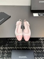 chane+L 经典Slingback 小香后空凉鞋 就像Coco香奈儿女士说的：流行稍纵即逝，但风格永存！这双后空鞋就是香家经典中的经典！双色搭配，简约精致，