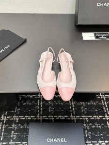 chane+L 经典Slingback 小香后空凉鞋 就像Coco香奈儿女士说的：流行稍纵即逝，但风格永存！这双后空鞋就是香家经典中的经典！双色搭配，简约精致，