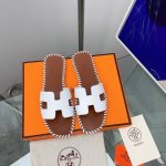 p直销 女鞋 女装 女鞋工厂P Herms 爱马仕 春款H拖鞋 原版1：1开发 皮带五金扣 可以说这是H家最年轻的 上脚无敌好看，特别秀气修饰脚型。上脚很舒服