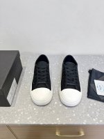 prada 普拉达 25Ss春夏新款 圆头 帆布鞋 科技帆布最新黑科技 相隔几年prada又给我们带来好看的饼干鞋了 时髦精绝对不能错过的必入款 没有任何繁杂装